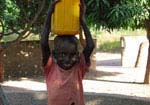 水を運ぶ子ども